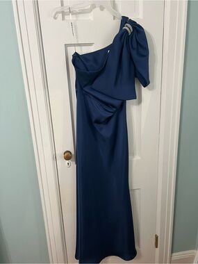 Sachin & Babi Elegant One-Shoulder Navy Evening Gown with Draped Bow